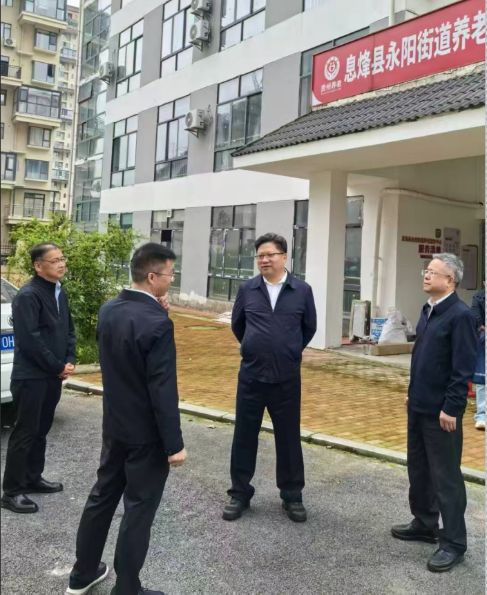 图为在息烽县托养机构深入了解中心建设情况、运营情况